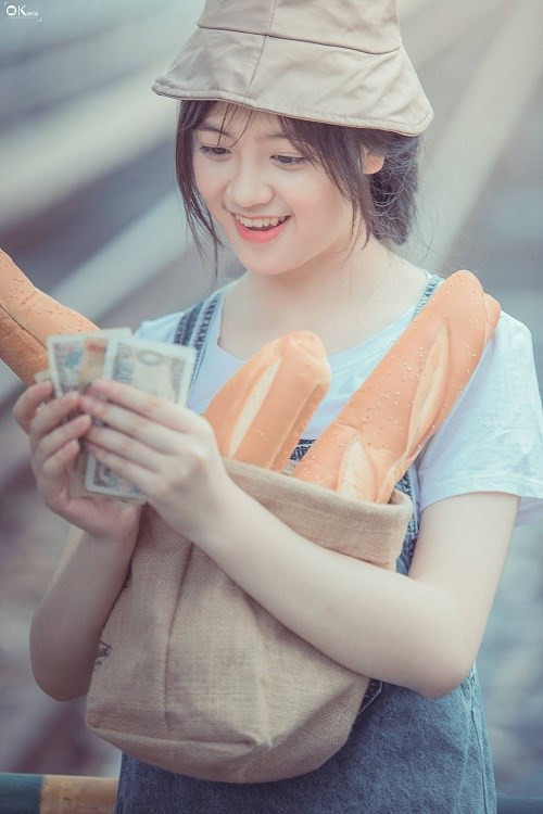 Chia sẻ về ý tưởng bộ ảnh này, cô bạn cho biết: "Em chụp bộ ảnh này để kỉ niệm tuổi 17 của mình. "Cô gái bán bánh mì" cũng là một liên tưởng từ truyện cổ tích cô bé bán diêm và để khác lạ em và nhiếp ảnh chuyển thể thành concept này". Chia sẻ về ý tưởng bộ ảnh này, cô bạn cho biết: "Em chụp bộ ảnh này để kỉ niệm tuổi 17 của mình. "Cô gái bán bánh mì" cũng là một liên tưởng từ truyện cổ tích cô bé bán diêm và để khác lạ em và nhiếp ảnh chuyển thể thành concept này".