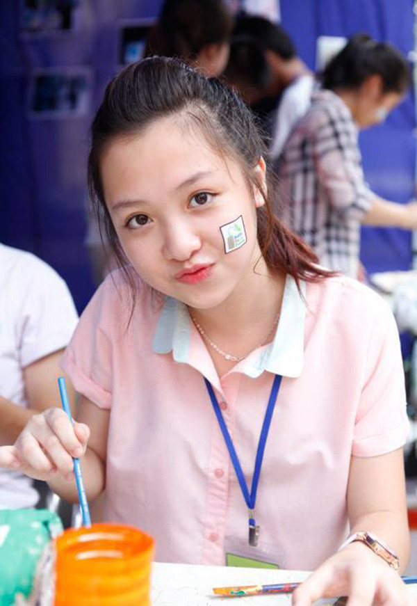 Hot girl trường Phan Đình Phùng mừng rỡ trở thành tân sinh viên Ngoại thương ảnh 5 Cụ thể, Ngọc Diệu đăng ký thi khối D vào khoa Ngôn Ngữ Anh, tổng điểm của Ngọc Diệu thừa 0,5 điểm so với điểm trúng tuyển vào trường. Đây là một kết quả đáng mừng sau 1 năm “dùi mài kinh sử” của Ngọc Diệu.