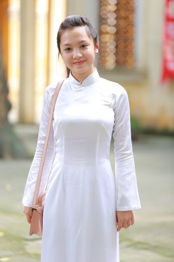 Hot girl trường Phan Đình Phùng mừng rỡ trở thành tân sinh viên Ngoại thương ảnh 3 Những hình ảnh Ngọc Diệu đẹp tinh khôi với tà áo dài trắng trong các buổi lễ khai giảng, bế giảng trước đây từng “gây sốt” trên khắp các mạng xã hội. Không chỉ xinh đẹp, thành tích học tập của Ngọc Diệu cũng luôn khiến người ta trầm trồ khi có điểm tổng kết luôn trên 9 phẩy và luôn nằm trong top đầu của lớp.