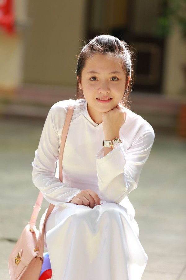 Hot girl trường Phan Đình Phùng mừng rỡ trở thành tân sinh viên Ngoại thương ảnh 2 Ngọc Diệu vốn được biết đến là hot girl thế hệ mới của trường THPT Phan Đình Phùng sau những cái tên “đàn chị” như Trâm Anh, Quỳnh Anh Shyn… Cô nàng được yêu mến bởi gương mặt mộc xinh đẹp cực kỳ nữ tính, hiền dịu.