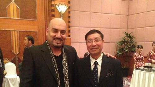 Noor M.Tahir (trái) từng viết đơn với mong muốn gia nhập quân đội Việt Nam. Sinh vien ngoai truyen lua van hoa Viet hinh anh 2