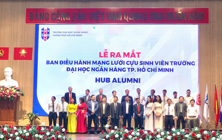 Ban điều hành mạng lưới cựu sinh viên HUB ra mắt. Ban điều hành mạng lưới cựu sinh viên HUB ra mắt.