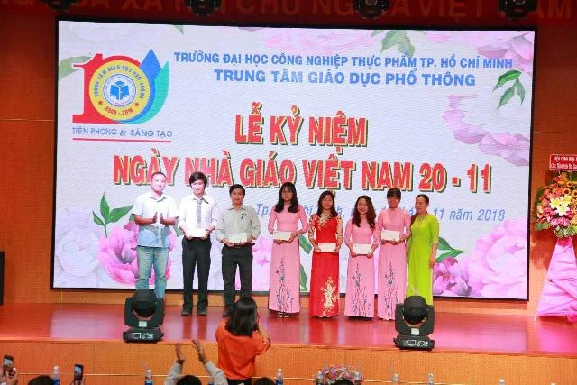 Thầy và trò Trung tâm giáo dục phổ thông- ĐH Công nghiệp Thực phẩm TPHCM trong dịp kỉ niệm ngày Nhà giáo Việt Nam