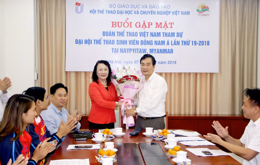 Thứ trưởng Bộ GD&ĐT Nguyễn Thị Nghĩa tặng hoa cho trưởng đoàn Thể thao Sinh viên Ngũ Duy Anh và chúc mừng đoàn trước khi lên đường dự Đại hội
