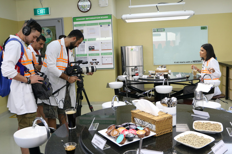 Các phóng viên quốc tế thử nếm, đối chiếu các sản phẩm cà phê chất lượng cao sản xuất tại nhà máy Nestlé Trị An, tỉnh Đồng Nai