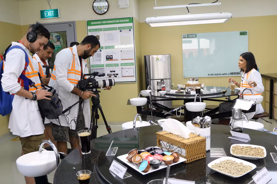 Các phóng viên quốc tế thử nếm, đối chiếu các sản phẩm cà phê chất lượng cao sản xuất tại nhà máy Nestlé Trị An, tỉnh Đồng Nai Các phóng viên quốc tế thử nếm, đối chiếu các sản phẩm cà phê chất lượng cao sản xuất tại nhà máy Nestlé Trị An, tỉnh Đồng Nai