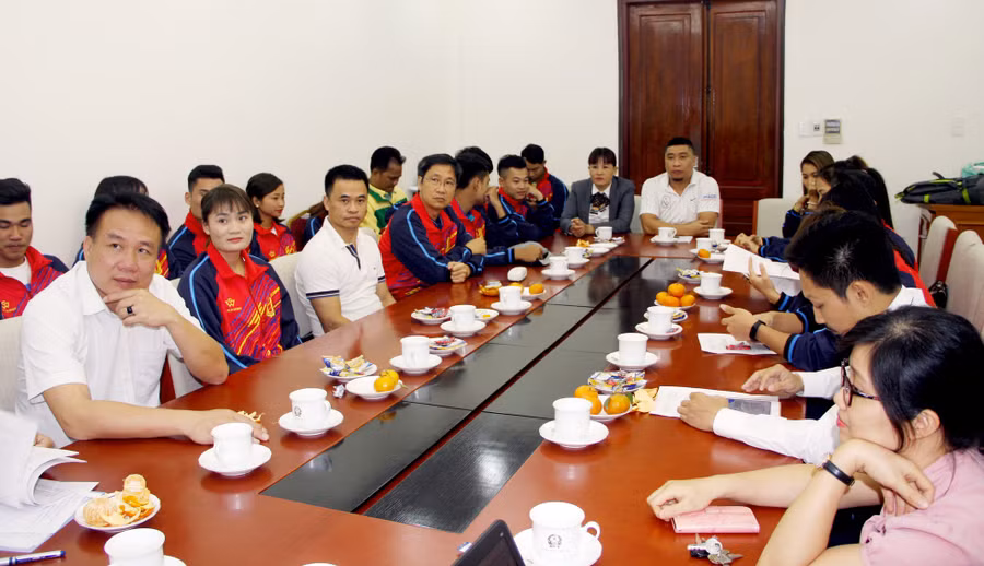 Các thành viên đoàn thể thao sinh viên dự buổi gặp mặt