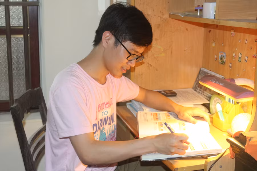 Dương Tiến Quang Huy, học sinh lớp 11 chuyên Sinh, Trường THPT chuyên Lam Sơn (Thanh Hóa) đạt HCB kỳ thi Olympic quốc tế môn Sinh học. Ảnh: Nguyễn Quỳnh