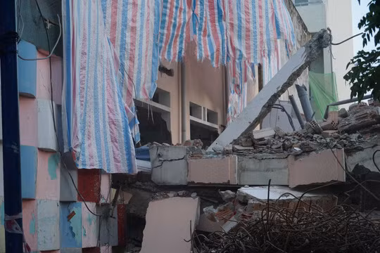 Sự cố xảy ra khiến 3 bức tường dài khoảng 10 m của Trường MN Thủy Tiên bị sập hoàn toàn.