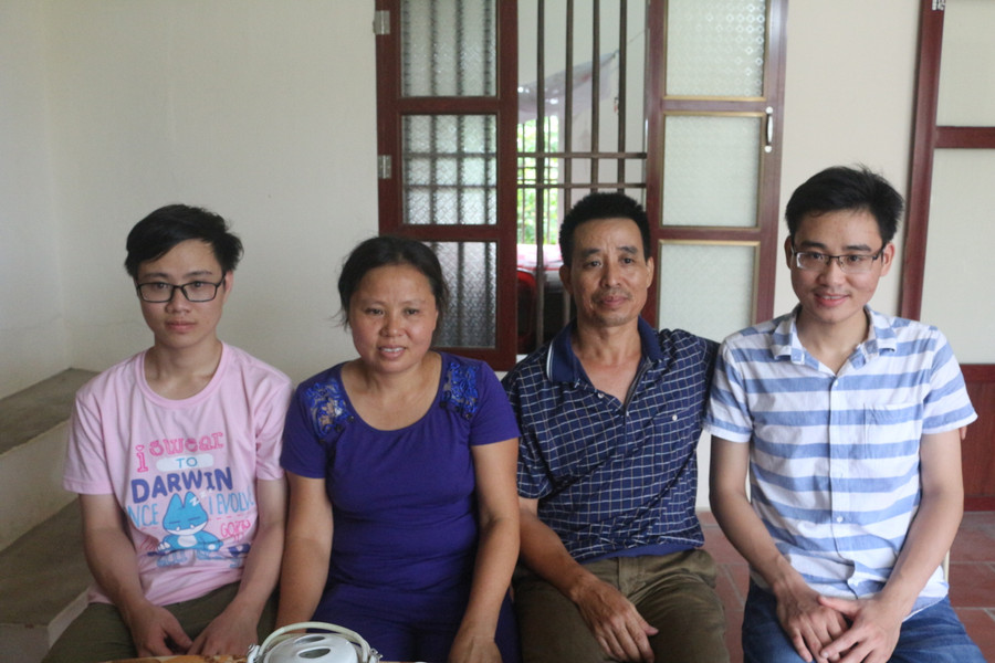 Em Dương Tiến Quang Huy (ngoài cùng bên trái) cùng bố mẹ và anh trai. Ảnh: Nguyễn Quỳnh