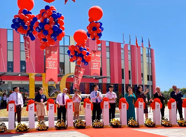 Đồng chí Võ Văn Thưởng- Ủy viên Bộ Chính trị, Trưởng Ban tuyên giáo Trung ương ( giữa) cắt băng khánh thành IEC cùng lãnh đạo các bộ ngành Trung ương và địa phương