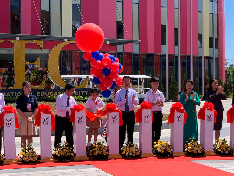 Các đại biểu là lãnh đạo Trung ương và địa phương cắt băng khánh thành IEC