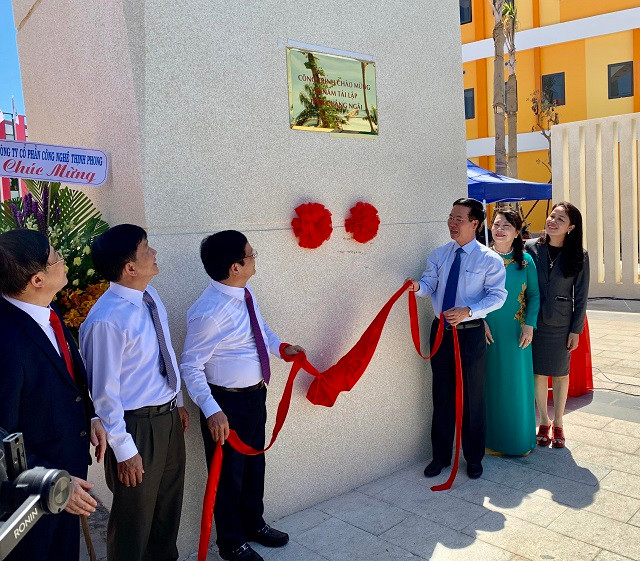 Đồng chí Võ Văn Thưởng- Ủy viên Bộ Chính trị, Trưởng Ban tuyên giáo Trung ương cùng lãnh đạo Bộ GD&ĐT, UBND tỉnh Quảng Ngãi kéo băng, khai biển công trình Thành phố giáo dục quốc tế