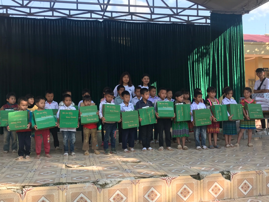 50 suất quà quyên góp đã được chuyển đến tận tay học sinh nghèo thuộc trường TH Mường Pồn và TH Mường Pồn 2 trong chiều 21/1 50 suất quà quyên góp đã được chuyển đến tận tay học sinh nghèo thuộc trường TH Mường Pồn và TH Mường Pồn 2 trong chiều 21/1