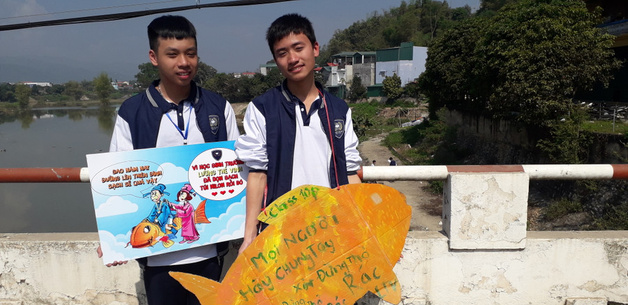 Đông đảo học sinh tập trung tại nhiều điểm ven sông Nậm Rốm lịch sử trong cả ngày 23 tháng chạp