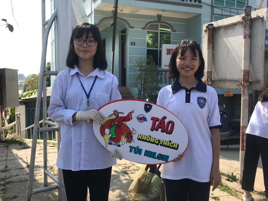 Hơn 100 giáo viên và học sinh ra quân hưởng ứng chương trình thả cá "Tết ông Công, ông Táo" ở Điện Biên