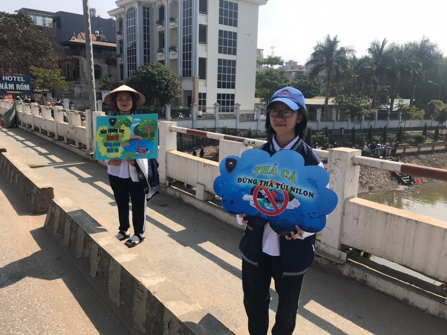 Thầy trò hướng dẫn người dân thả cá đúng cách