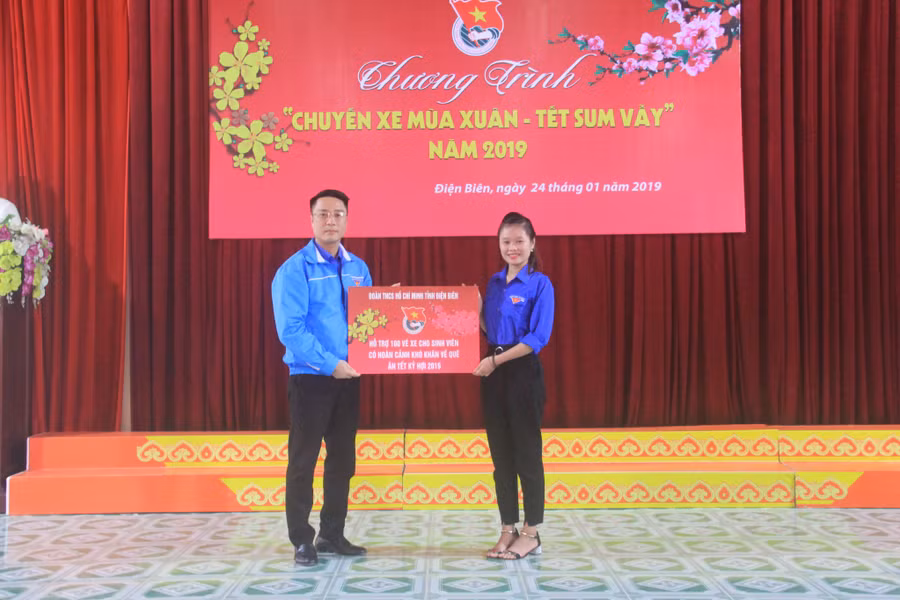 Anh Đặng Thành Huy (bên trái), Bí thư tỉnh đoàn Điện Biên trao tặng 100 vé xe cho SV về quê ăn Tết (ảnh: Nguyễn Khải) Anh Đặng Thành Huy (bên trái), Bí thư tỉnh đoàn Điện Biên trao tặng 100 vé xe cho SV về quê ăn Tết (ảnh: Nguyễn Khải)