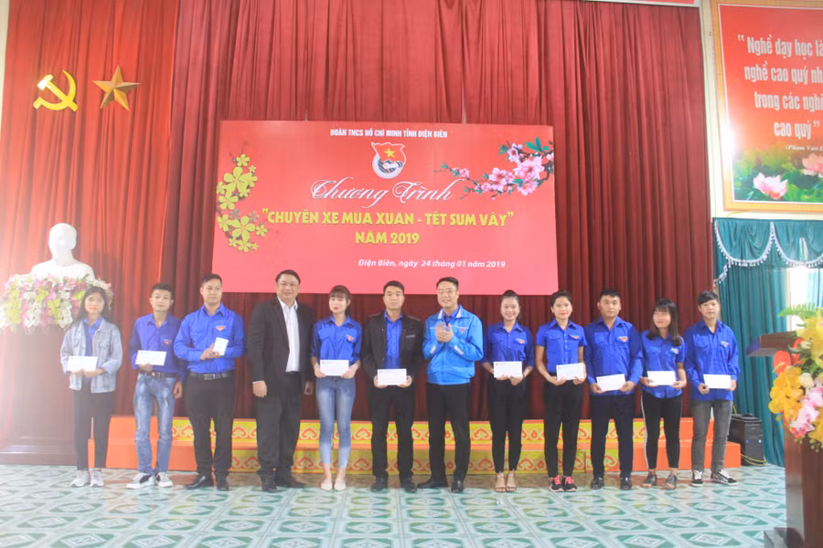 Điện Biên: Tặng vé xe sinh viên về quê ăn Tết ​