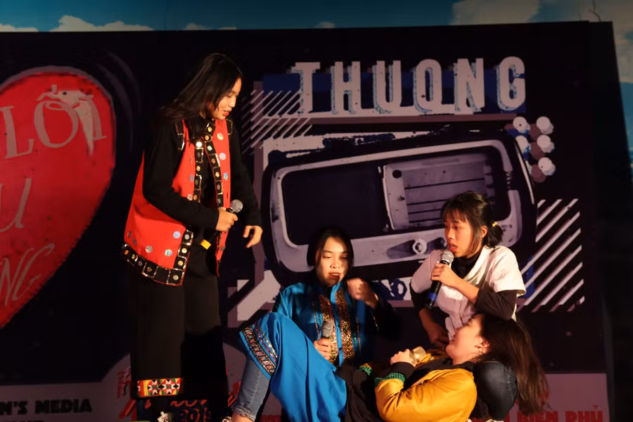 Buổi biểu diễn văn nghệ kêu gọi sự chung tay của các bạn trẻ chia sẻ yêu thương với học sinh nghèo do CLB MCC tổ chức đêm 05/01/2019