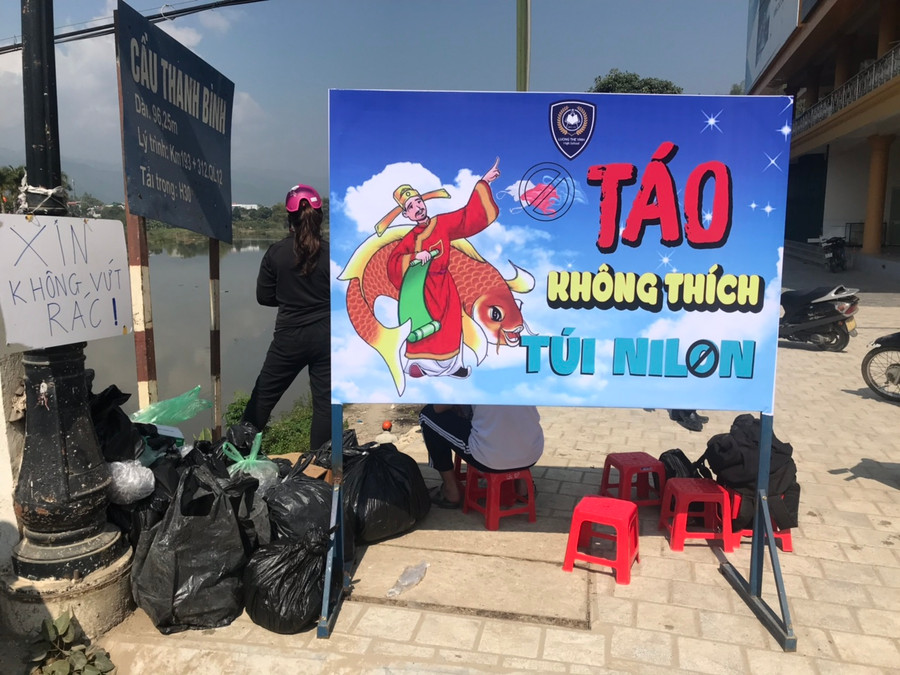 Điểm cầu Thanh Bình, nơi tập trung nhiều phương tiện qua lại có nhiều khẩu hiệu được dựng lên