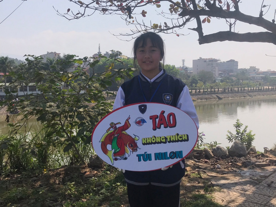 Các em tập trung tuyên truyền nhằm nâng cao ý thức bảo vệ môi trường