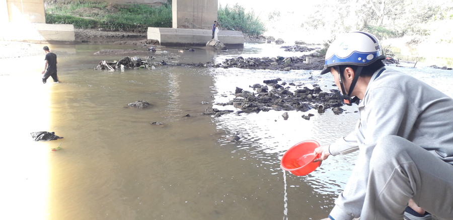 Mặc dù tuyên truyền thường xuyên song nhiều người vẫn dửng dưng trước nét đẹp truyền thống, người thả cá, người thả lưới bắt cá ven suối