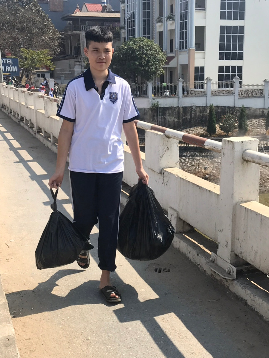 Sau quá trình tuyên truyền, các em tập trung thu gom rác thải do người dân xả thải bừa bãi