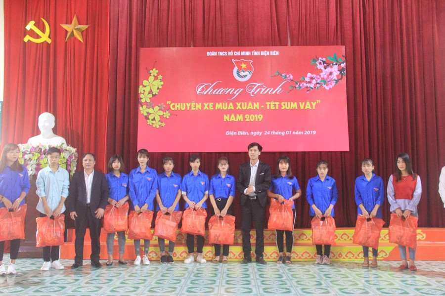 Ban tổ chức cùng đại diện nhà tài trợ trao quà Tết cho SV (ảnh: Nguyễn Khải) Ban tổ chức cùng đại diện nhà tài trợ trao quà Tết cho SV (ảnh: Nguyễn Khải)