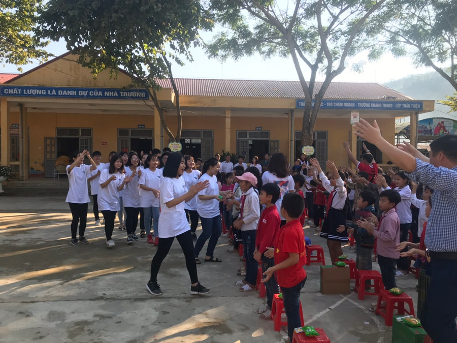 Các thành viên CLB MCC giao lưu với các em học sinh tiểu học. Các thành viên CLB MCC giao lưu với các em học sinh tiểu học.