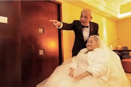 Cụ ông Qiao Dewei và vợ xuất hiện trong trang phục cưới vào dịp kỷ niệm 67 năm ngày cưới của 2 người