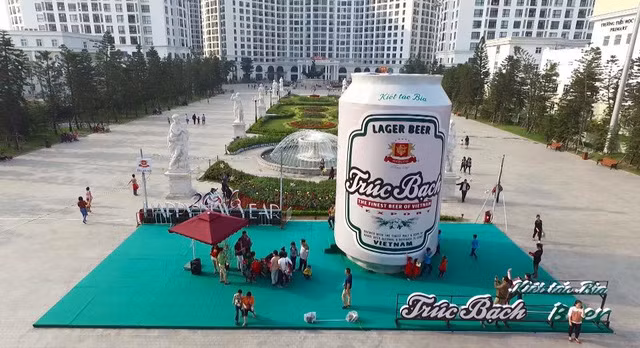 Kỷ lục mô hình lon bia Hà Nội và lon bia Trúc Bạch lớn nhất Việt Nam