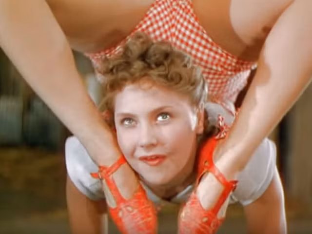 Sửng sốt trước màn uốn dẻo của 3 người đẹp "dị nhân"