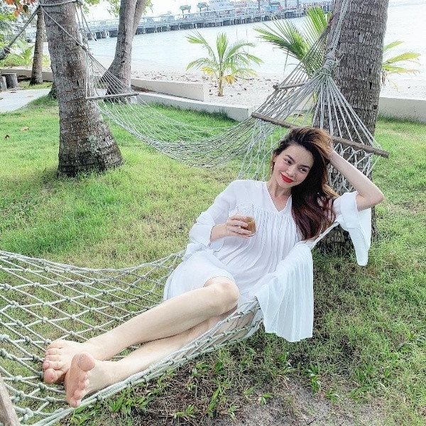 Những kiểu sơ mi siêu xinh được sao Việt “lăng xê” nhiệt tình tuần qua ảnh 13 Empty