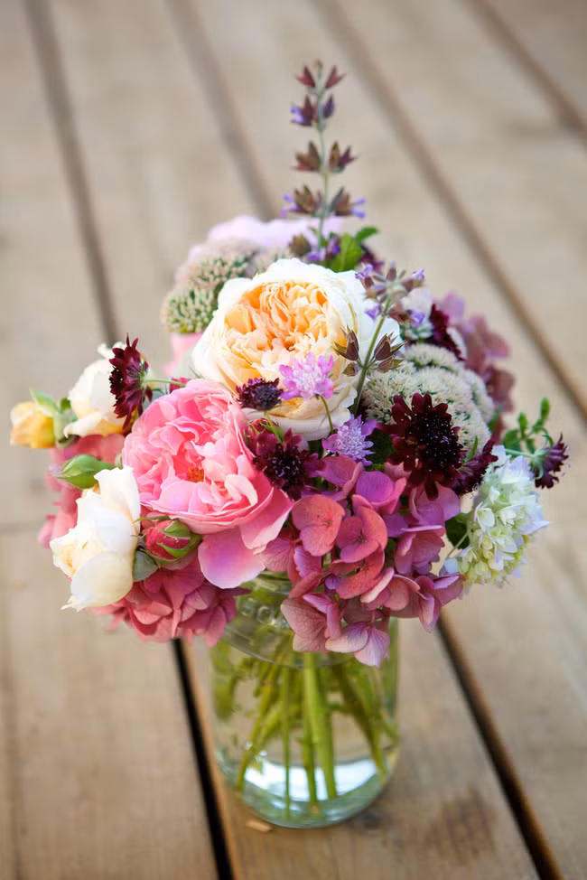 15 cách cắm hoa tuyệt đẹp vào mùa xuân mà lại tiết kiệm ai cũng nên dắt túi để căn nhà bừng sáng - Ảnh 13.