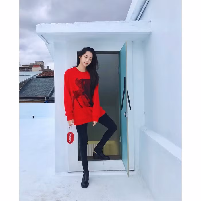 Học lỏm mỹ nhân châu Á diện đồ màu đỏ thanh lịch, nổi bật ngút trời ngày xuân