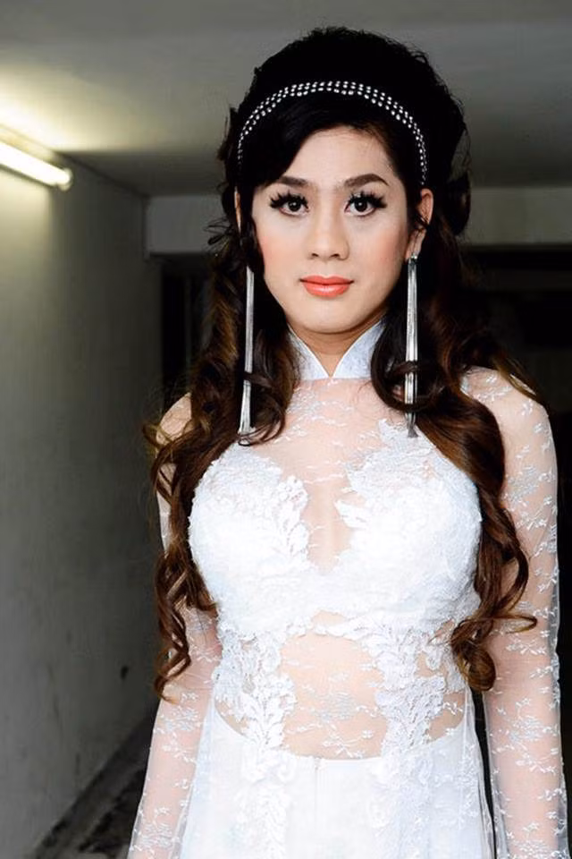 Không ngờ gu thời trang của Lâm Khánh Chi có một thời sến như thế này ảnh 10