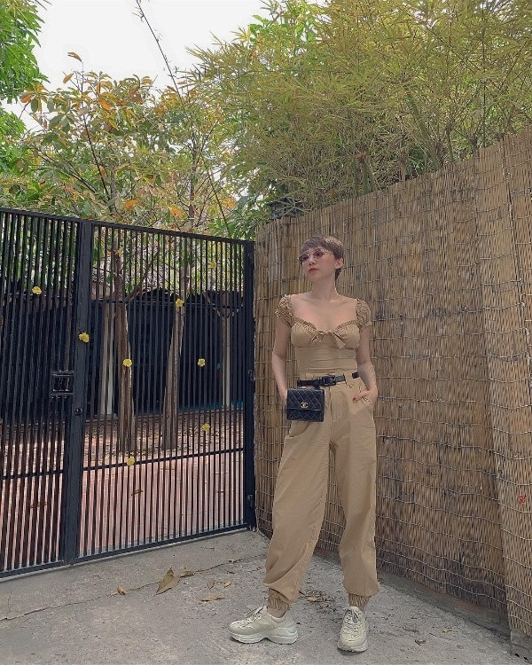 Những kiểu sơ mi siêu xinh được sao Việt “lăng xê” nhiệt tình tuần qua ảnh 4 Empty