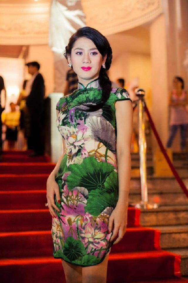 Không ngờ gu thời trang của Lâm Khánh Chi có một thời sến như thế này ảnh 6 giat minh voi gu thoi trang mot thoi tham hoa, sen khong loi thoat cua lam khanh chi - 6