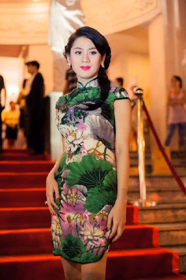 giat minh voi gu thoi trang mot thoi tham hoa, sen khong loi thoat cua lam khanh chi - 6