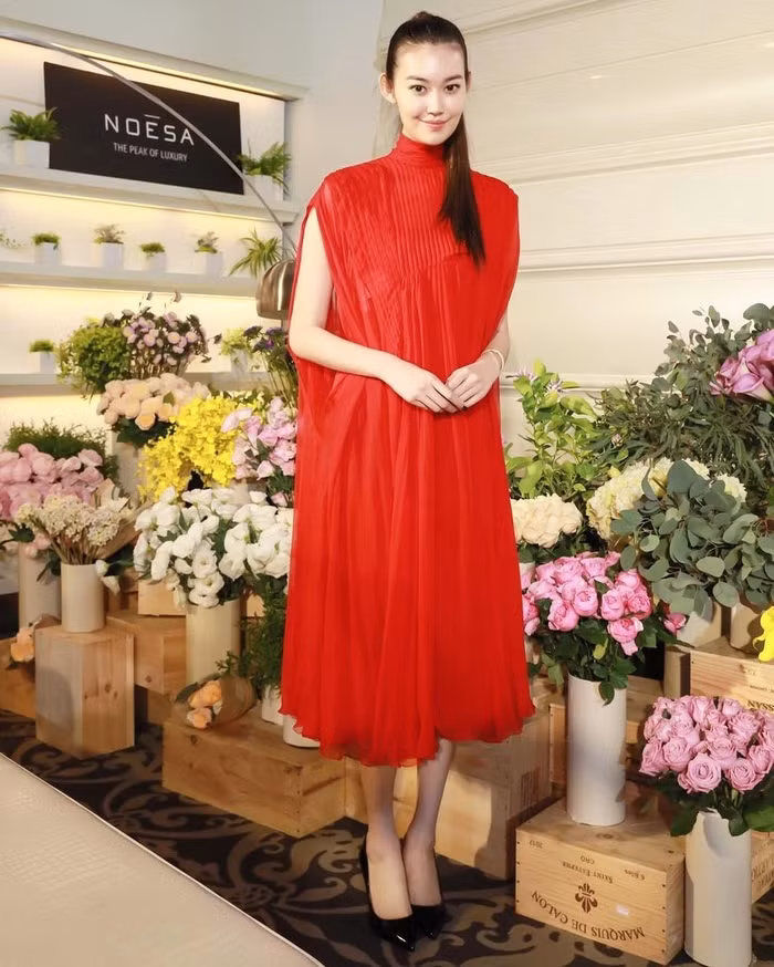 Học lỏm mỹ nhân châu Á diện đồ màu đỏ thanh lịch, nổi bật ngút trời ngày xuân