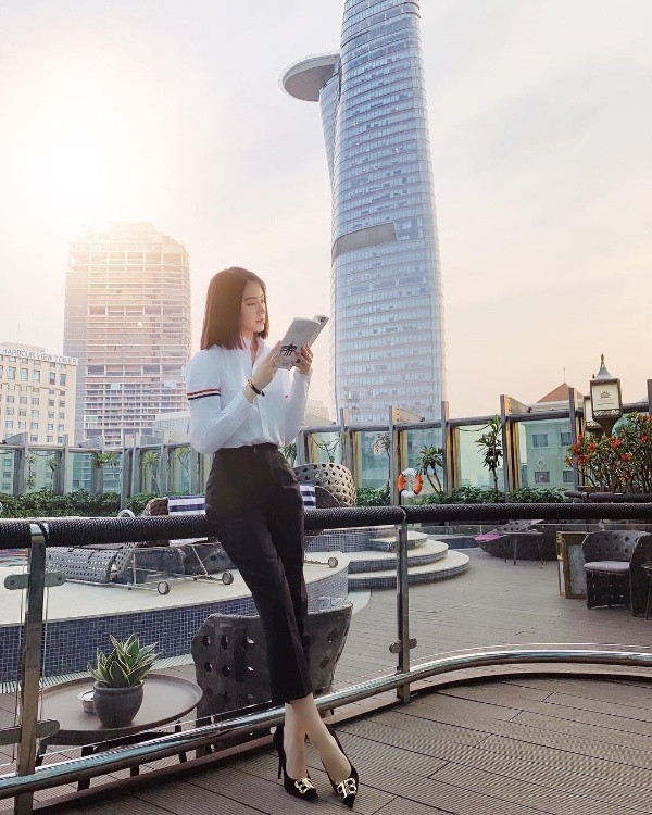 Những kiểu sơ mi siêu xinh được sao Việt “lăng xê” nhiệt tình tuần qua ảnh 5 Empty