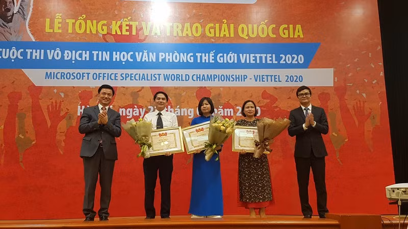 Thầy Đào Hải Tiệp và các giáo viện nhận giải của BTC