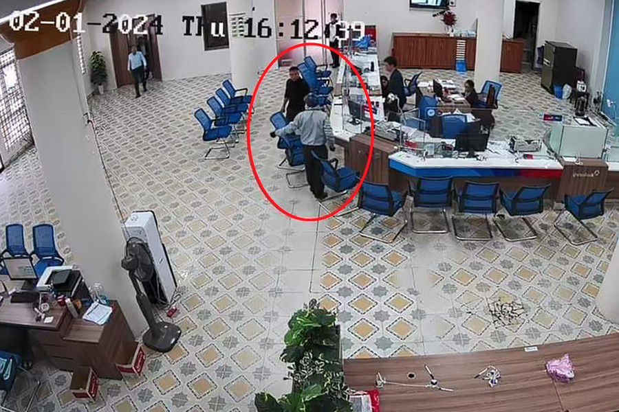 Hành động của Đinh Khương Linh bị camera an ninh ngân hàng ghi lại. Hành động của Đinh Khương Linh bị camera an ninh ngân hàng ghi lại.