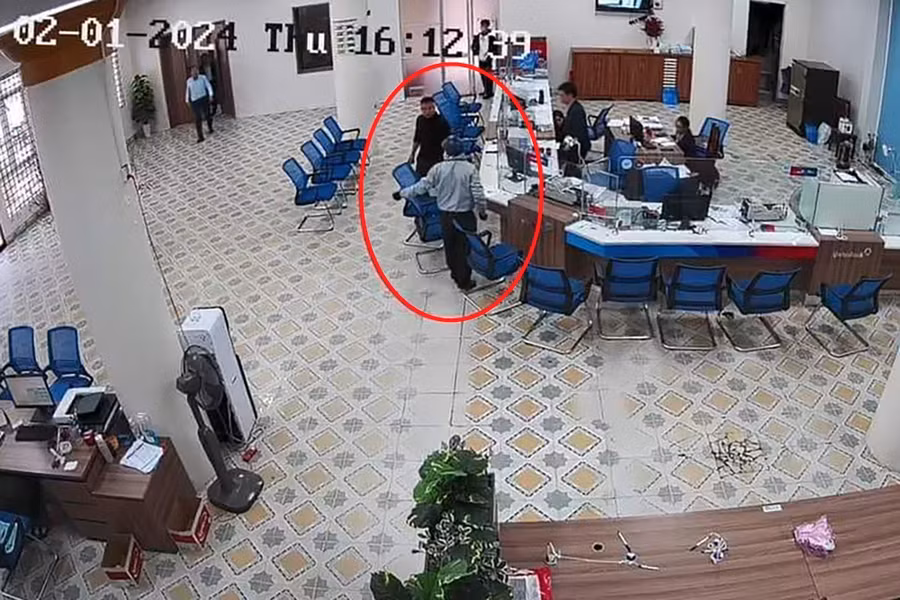 Hành động của Đinh Khương Linh bị camera an ninh ngân hàng ghi lại. Hành động của Đinh Khương Linh bị camera an ninh ngân hàng ghi lại.