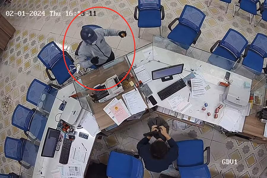 Đinh Khương Linh mang theo hung khí, đe dọa nhân viên ngân hàng để cướp tiền. (Ảnh: CANA)