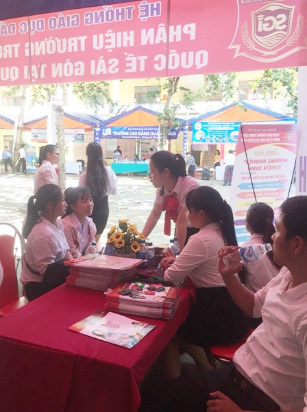 Học sinh đang tìm hiểu thông tin, nhiều ngành học mới của Trường Trung cấp Quốc tế Sài Gòn tại ngày hội Học sinh đang tìm hiểu thông tin, nhiều ngành học mới của Trường Trung cấp Quốc tế Sài Gòn tại ngày hội