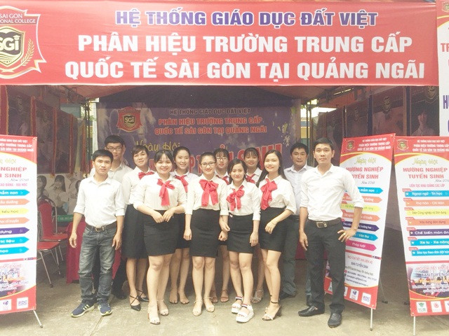 Ngày hội đã thu hút nhiều trường ngoài tỉnh tham gia. Trong ảnh là cán bộ, chuyên viên phòng tuyển sinh phân hiệu Trường trung cấp Quốc tế Sài Gòn tại Quảng Ngãi Ngày hội đã thu hút nhiều trường ngoài tỉnh tham gia. Trong ảnh là cán bộ, chuyên viên phòng tuyển sinh phân hiệu Trường trung cấp Quốc tế Sài Gòn tại Quảng Ngãi