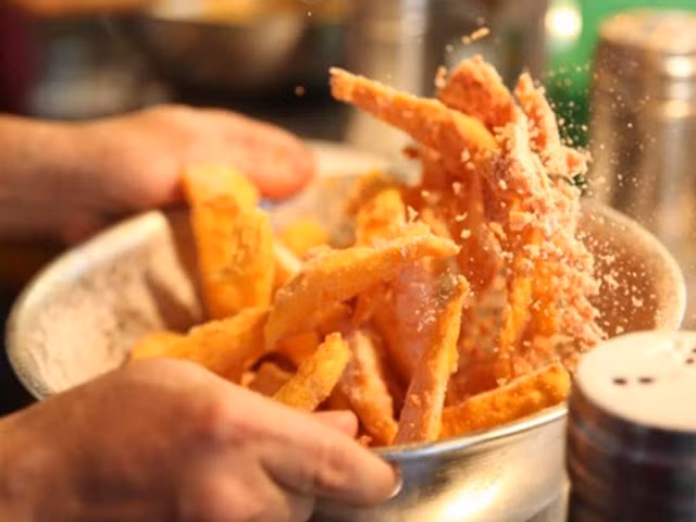 Cách làm khoai tây chiên lắc phô mai ngon chẳng kém ngoài hàng Cách làm khoai tây chiên lắc phô mai ngon chẳng kém ngoài hàng