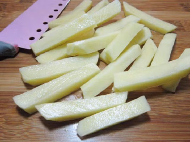 Cách làm khoai tây chiên lắc phô mai ngon chẳng kém ngoài hàng Cách làm khoai tây chiên lắc phô mai ngon chẳng kém ngoài hàng